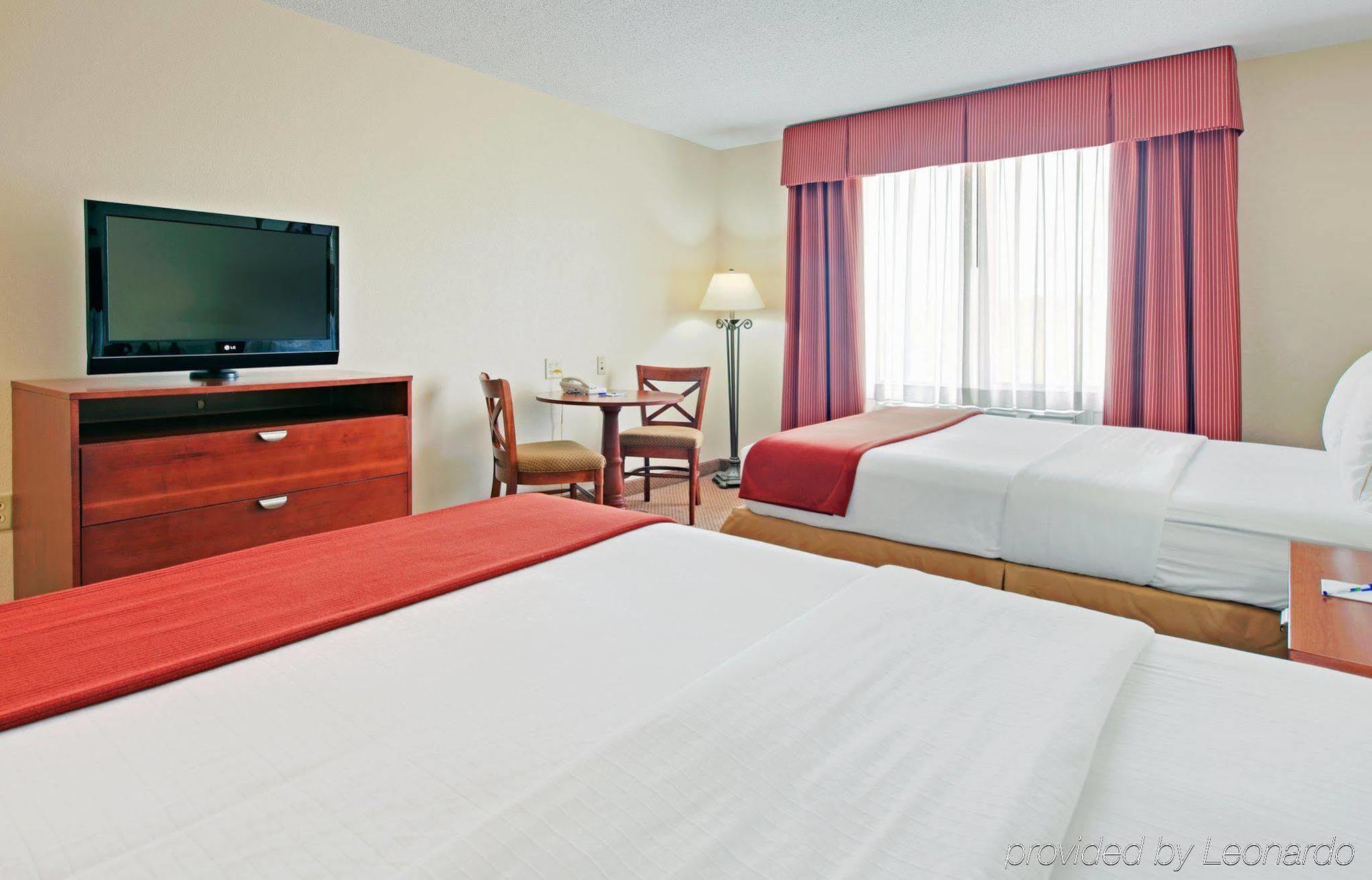 Holiday Inn Express Hotel & Suites Canton By Ihg Værelse billede